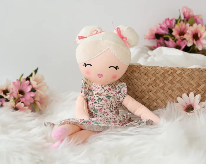 Muñeca Kiokids de trapo en varios colores